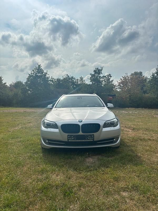 Silber Gebraucht 2011 BMW 530 Kombi | 11.200 € (Fairer Preis) - Bild 1/4