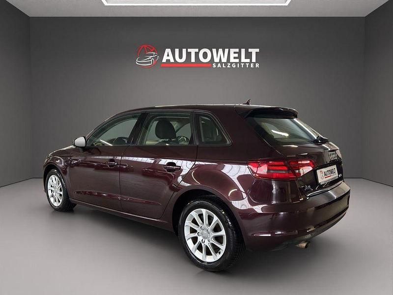 Gebraucht Audi A3 Attraction 110 PS (80 kW) 2015 Rot Limousine