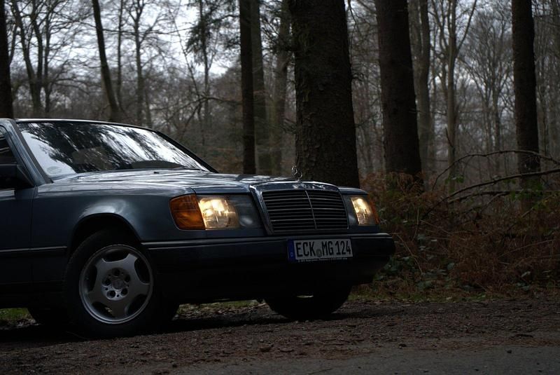 Gebraucht Mercedes E230 132 PS (97 kW) 1989 Blau Limousine