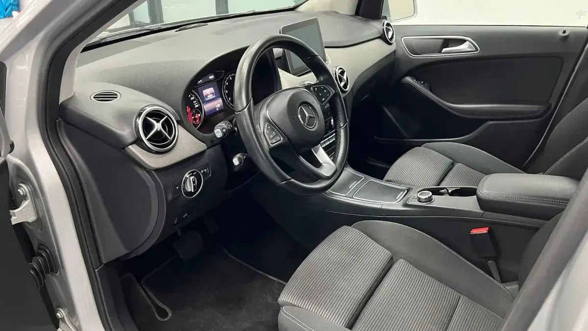 Gebraucht Mercedes B180 122 PS (89 kW) 2017 Silber Kleinwagen