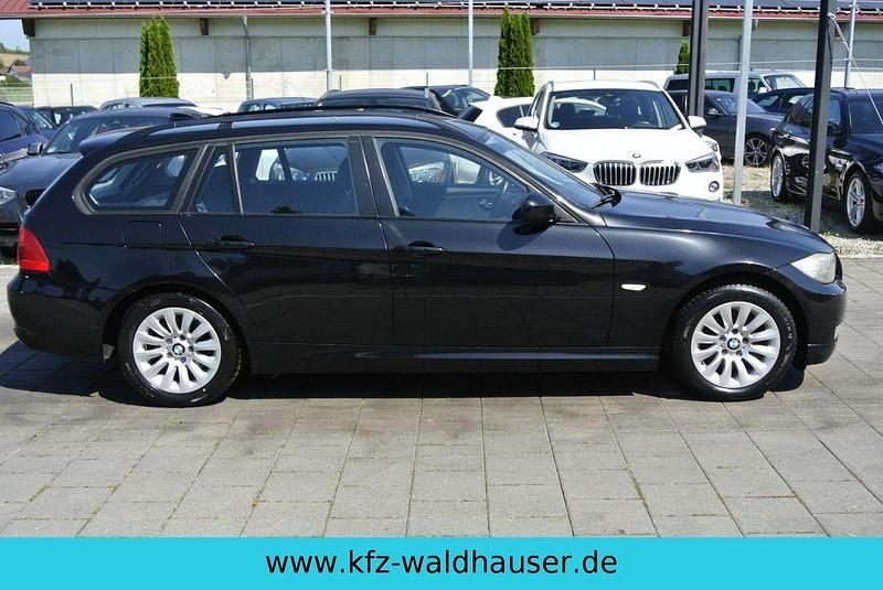 Gebraucht BMW 318 143 PS (105 kW) 2012 Schwarz Limousine