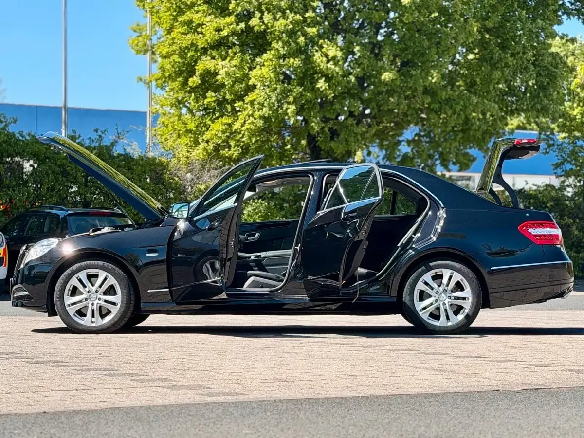 Używany Mercedes E350 306 KM (225 kW) 2012 Czarny Sedan/Limuzyna