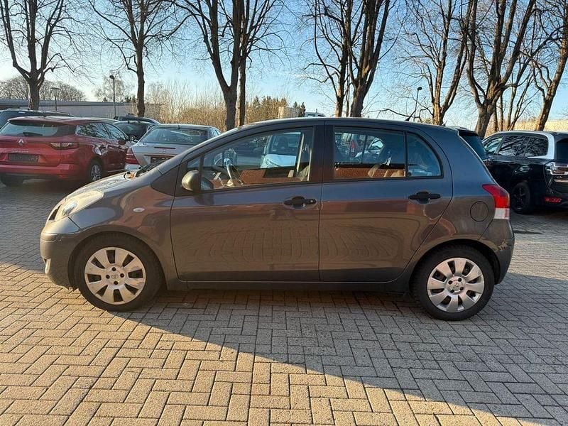Gebraucht Toyota Yaris Cool 101 PS (74 kW) 2010 Grau Kleinwagen