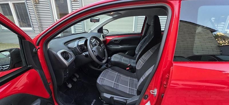Gebraucht Peugeot 108 Active 69 PS (50 kW) 2016 Rot Kleinwagen