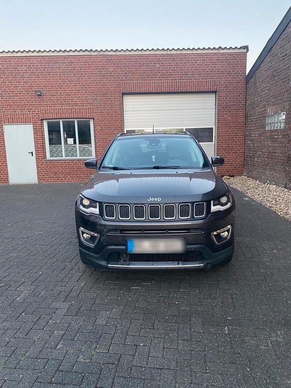 Grau Gebraucht 2017 Jeep Compass SUV | 15.000 € (Fairer Preis) - Bild 1/4