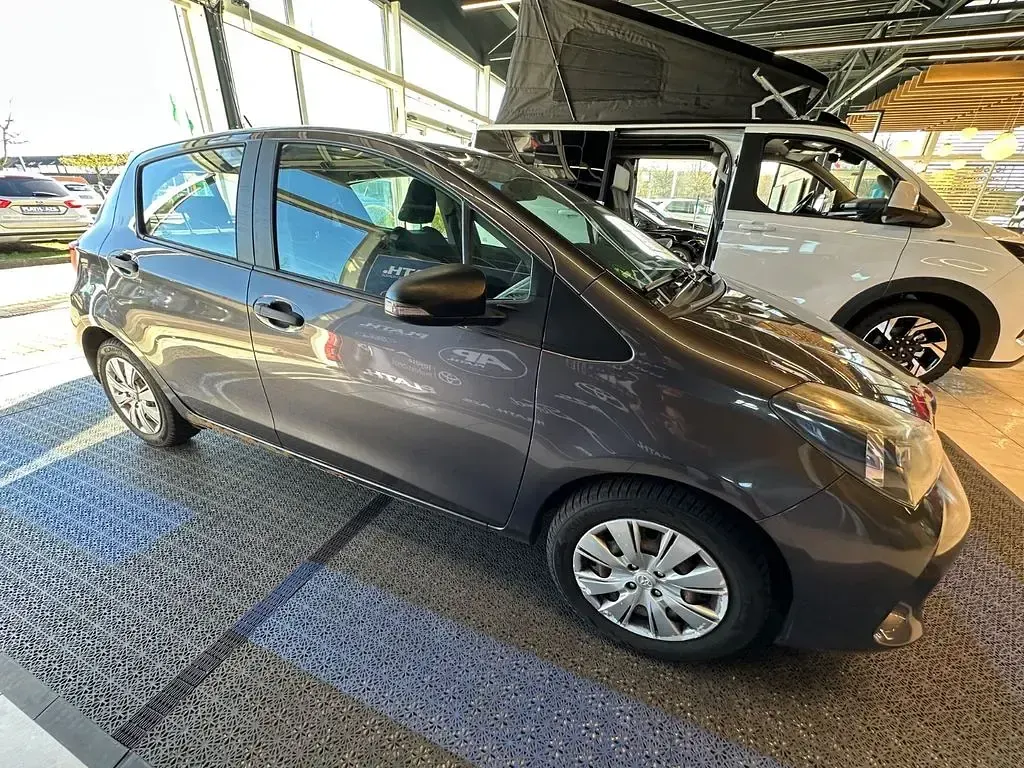 Gebraucht Toyota Yaris Basis 69 PS (50 kW) 2015 Grau Kleinwagen