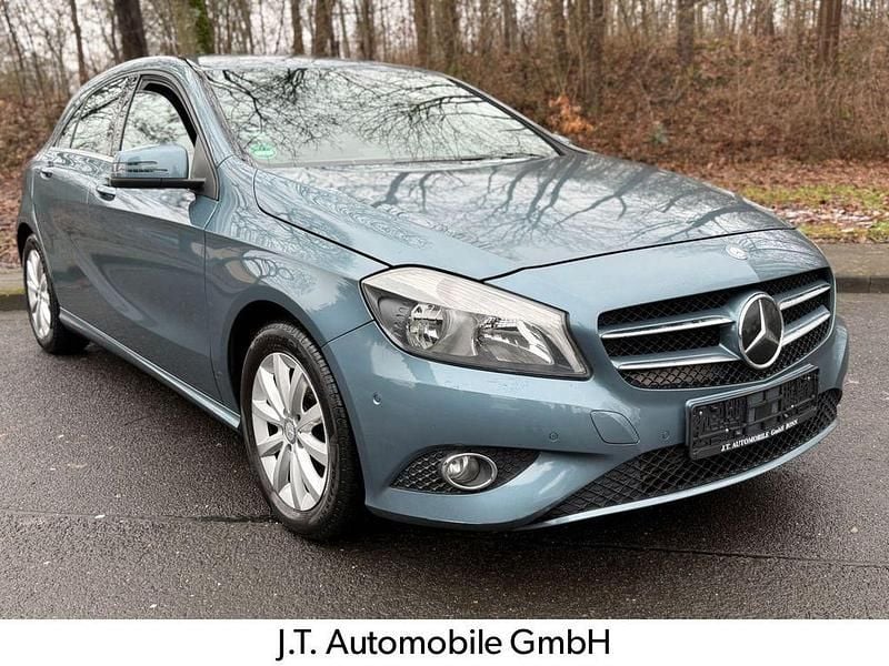 Gebraucht Mercedes A180 122 PS (89 kW) 2013 Blau Limousine
