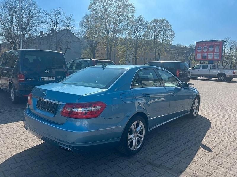 Gebraucht Mercedes E220 Avantgarde 170 PS (125 kW) 2011 Blau Limousine