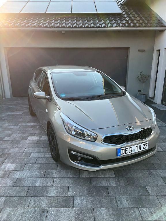 Grau Gebraucht 2016 Kia Ceed Limousine | 7.300 € (Guter Preis) - Bild 1/4