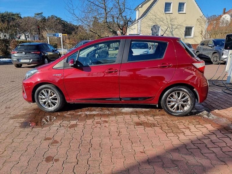 Gebraucht Toyota Yaris Hybrid Plus 101 PS (74 kW) 2017 Tokiorot perleffekt Limousine