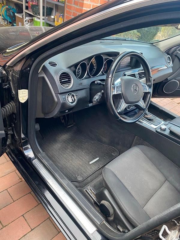 Second-hand Mercedes C180 122 CP (89 kW) 2012 Negru Break