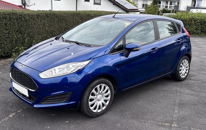 Blau Gebraucht 2016 Ford Fiesta Celebration Kleinwagen | 8.000 € (Fairer Preis) - Bild 1/4
