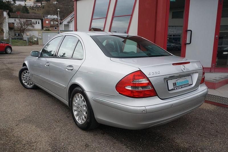 Gebraucht Mercedes E220 150 PS (110 kW) 2002 Silber Limousine