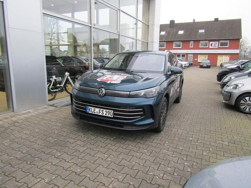 Blau Gebraucht 2024 VW Tiguan Elegance SUV | 49.850 € - Bild 1/4