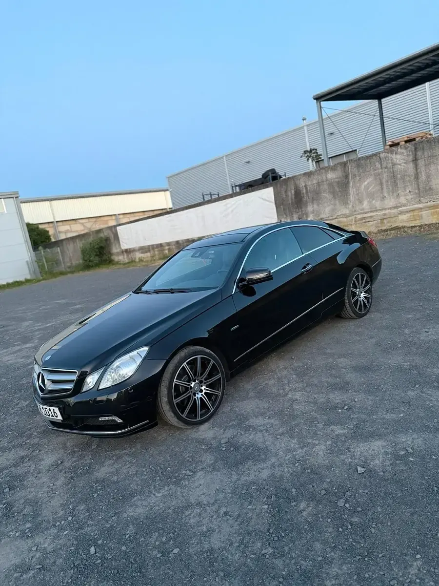 Gebraucht Mercedes E250 204 PS (150 kW) 2010 Schwarz Coupé
