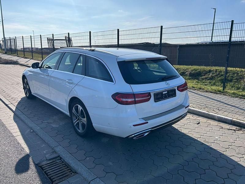 Gebraucht Mercedes E220 Avantgarde 200 PS (147 kW) 2023 Weiß Limousine