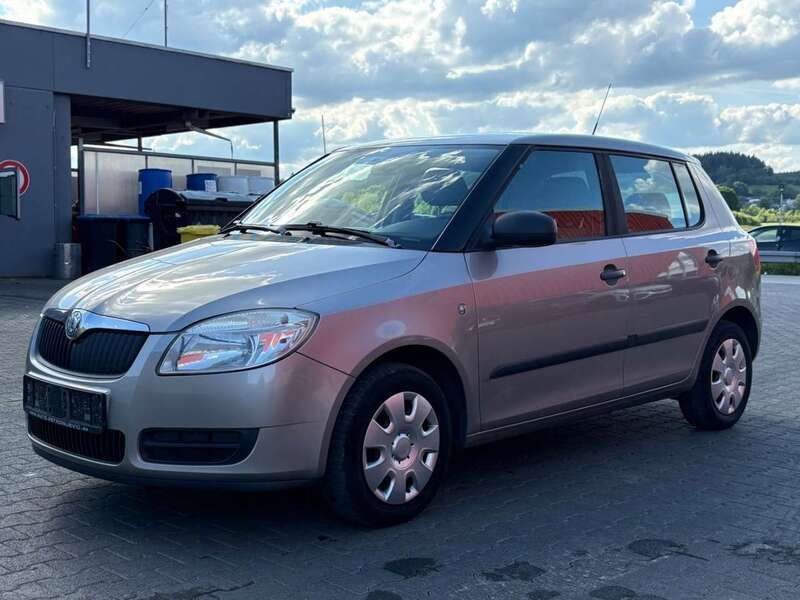 Beige Gebraucht 2010 Skoda Fabia Classic Kleinwagen | 2.299 € (Fairer Preis) - Bild 1/4