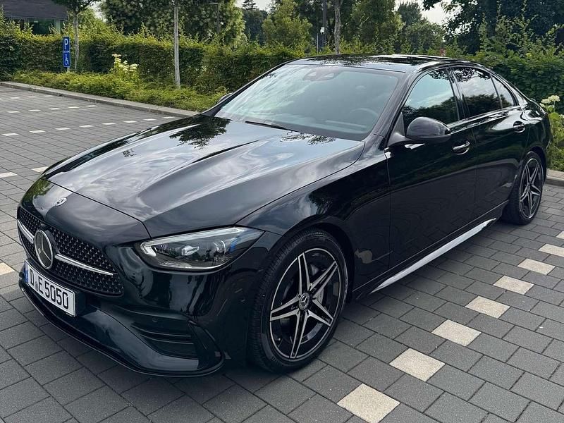 Schwarz Gebraucht 2022 Mercedes C200 AMG line Limousine | 39.490 € - Bild 1/4