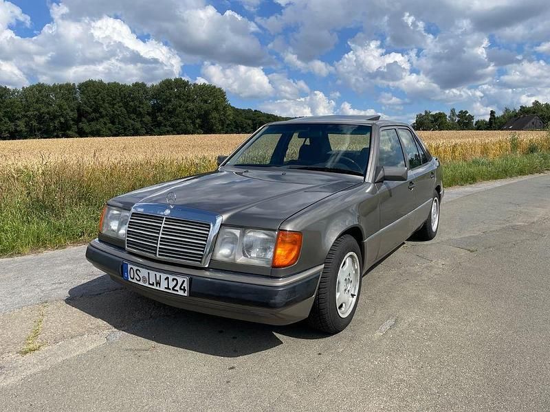 Braun Gebraucht 1991 Mercedes 230 Limousine | 4.990 € - Bild 1/4