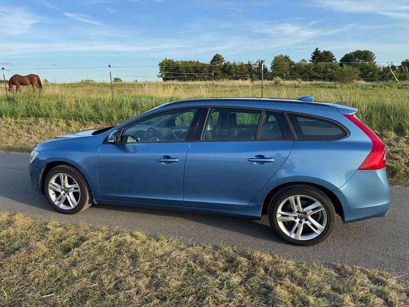 Second-hand Volvo V60 Kinetic 190 CP (139 kW) 2016 Albastru Break