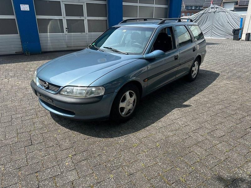Grau Gebraucht 1998 Opel Vectra Kombi | 690 € (Guter Preis) - Bild 1/4