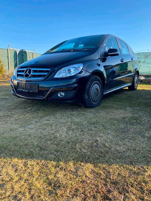 Gebraucht Mercedes B180 116 PS (85 kW) 2011 Schwarz Van / Kleinbus