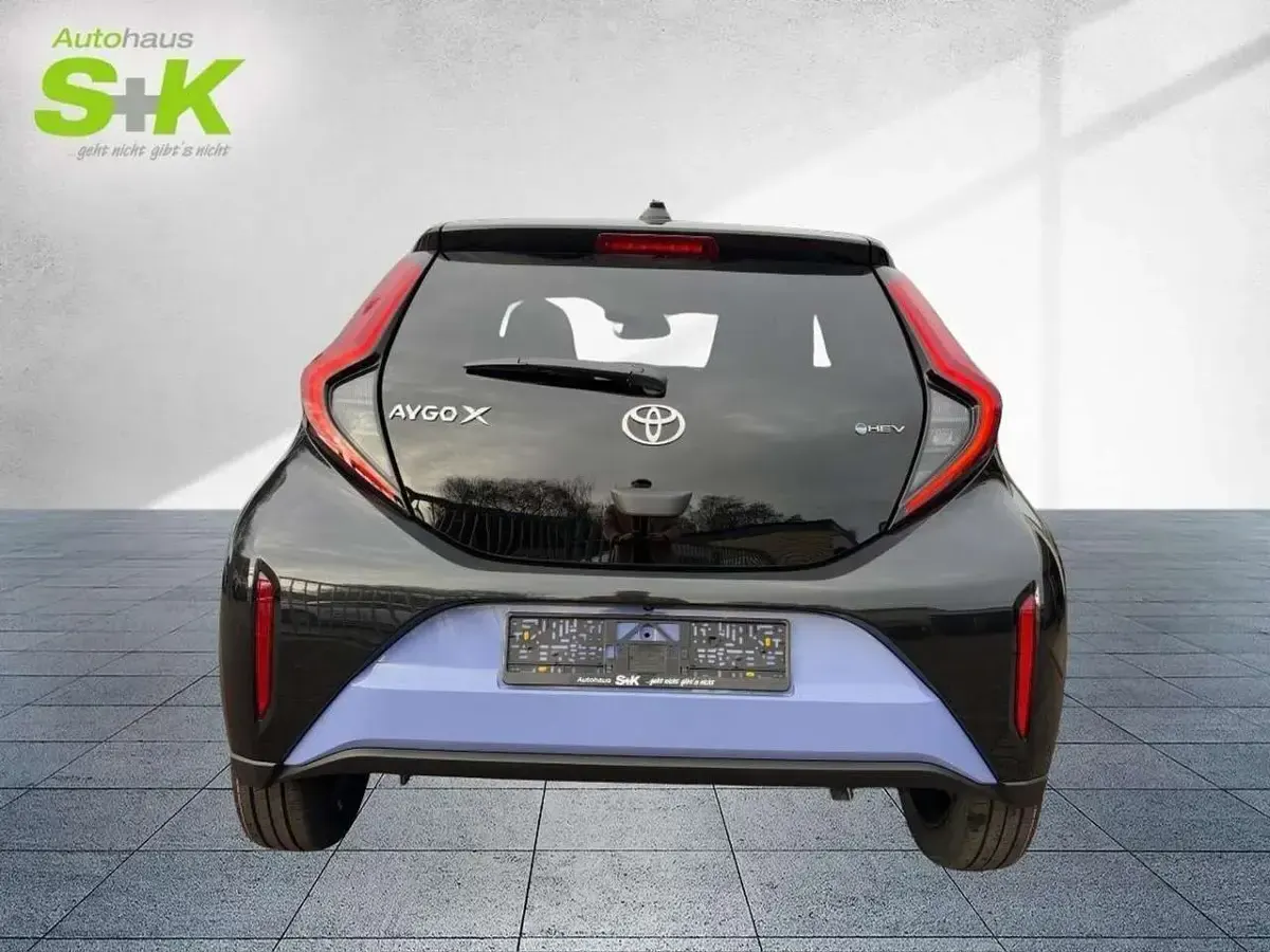 Gebraucht Toyota Aygo X 117 PS (86 kW) 2026 Lavender purple metallic/black (blau) SUV