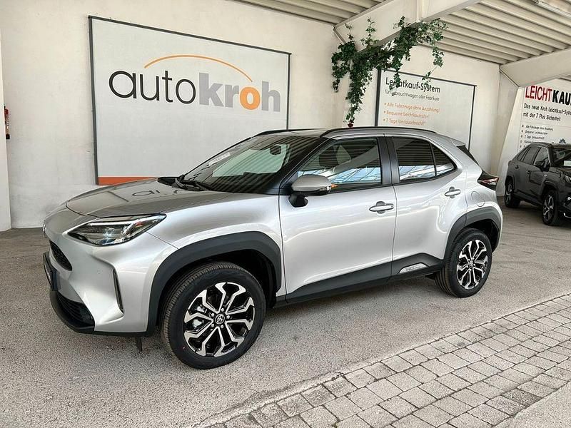 Silber Neu 2025 Toyota Yaris Cross Team SUV | 30.760 € (Etwas zu teuer) - Bild 1/4