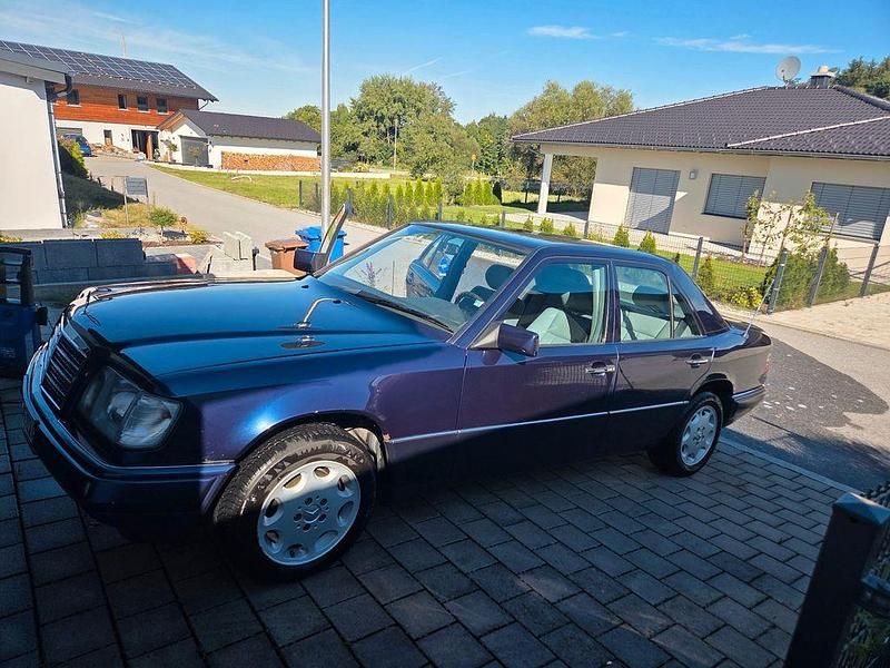 Blau Gebraucht 1994 Mercedes E200 Classic Limousine | 12.500 € - Bild 1/4