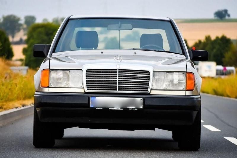 Gebraucht Mercedes E260 160 PS (117 kW) 1989 Silber Limousine