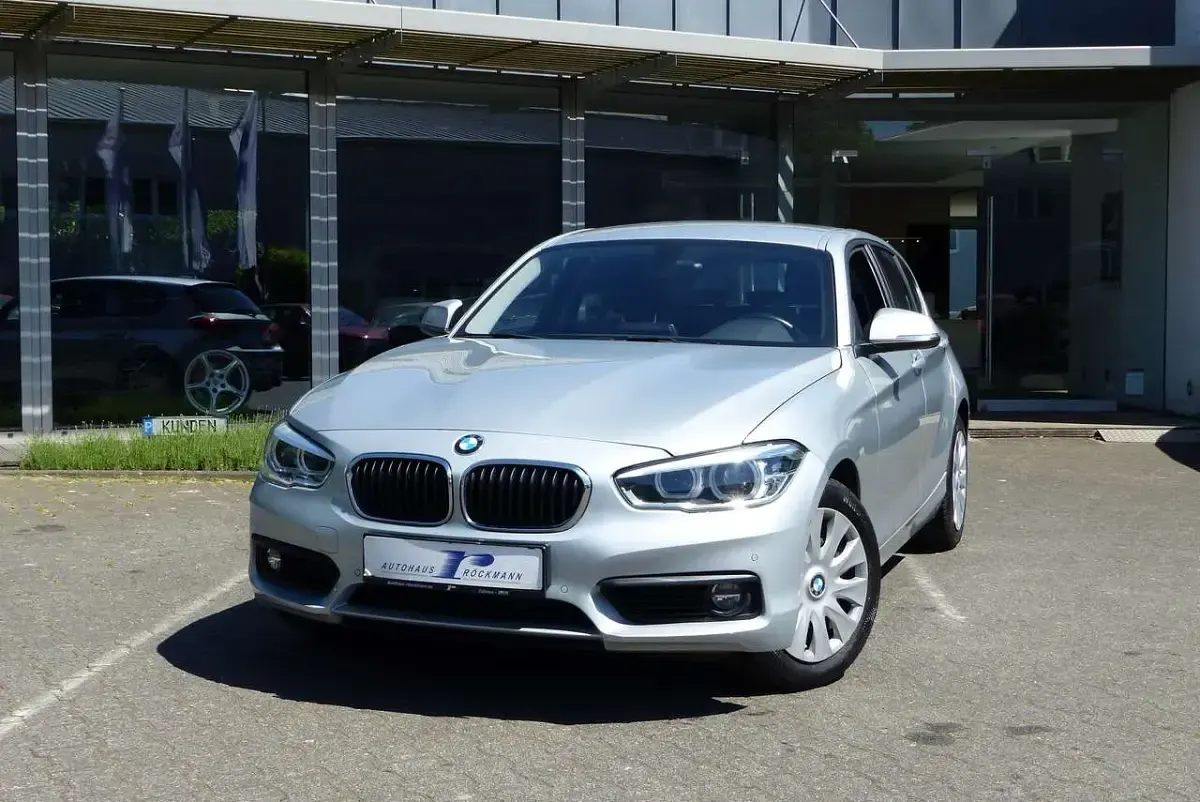 Gebraucht BMW 120 Advantage 184 PS (135 kW) 2018 Glaciersilber metallic Kleinwagen