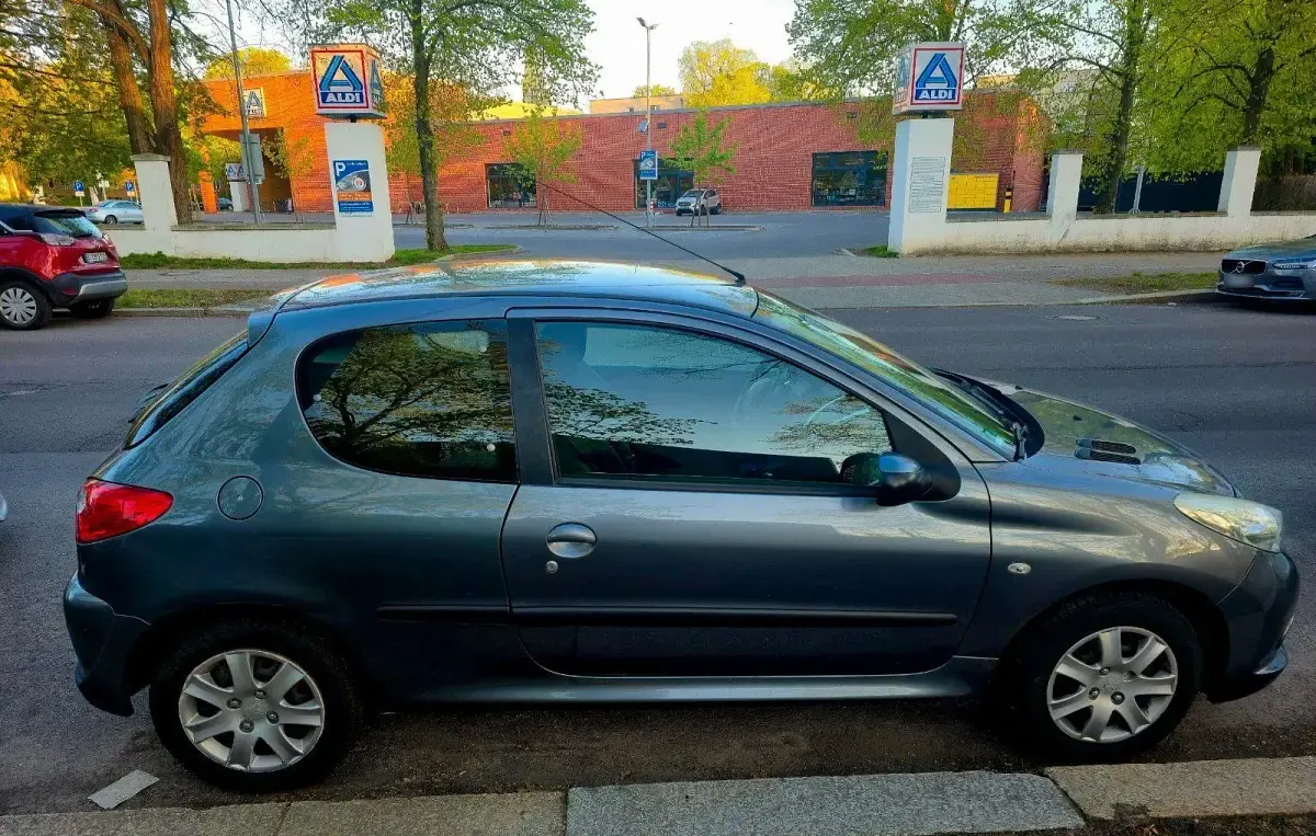 Gebraucht Peugeot 206 60 PS (44 kW) 2011 Grau Kleinwagen