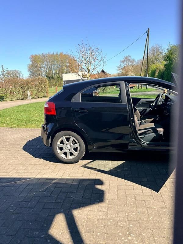 Second-hand Kia Rio 108 CP (79 kW) 2012 Negru Hatchback