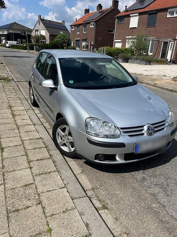 Silber Gebraucht 2006 VW Golf V Comfortline Kleinwagen | 2.600 € (Guter Preis) - Bild 1/4