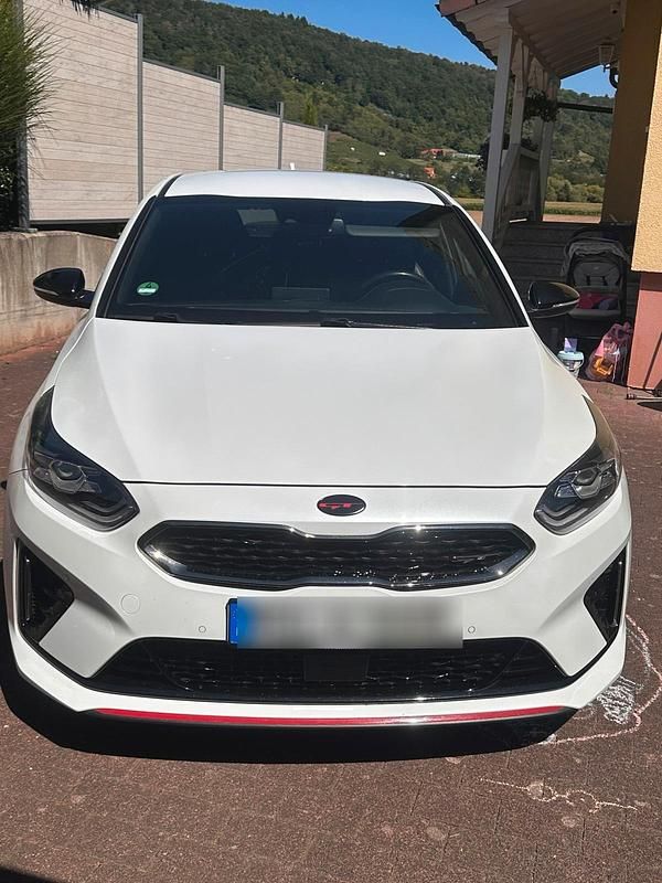 Weiß Gebraucht 2019 Kia ProCeed GT Kleinwagen | 17.999 € (Fairer Preis) - Bild 1/4