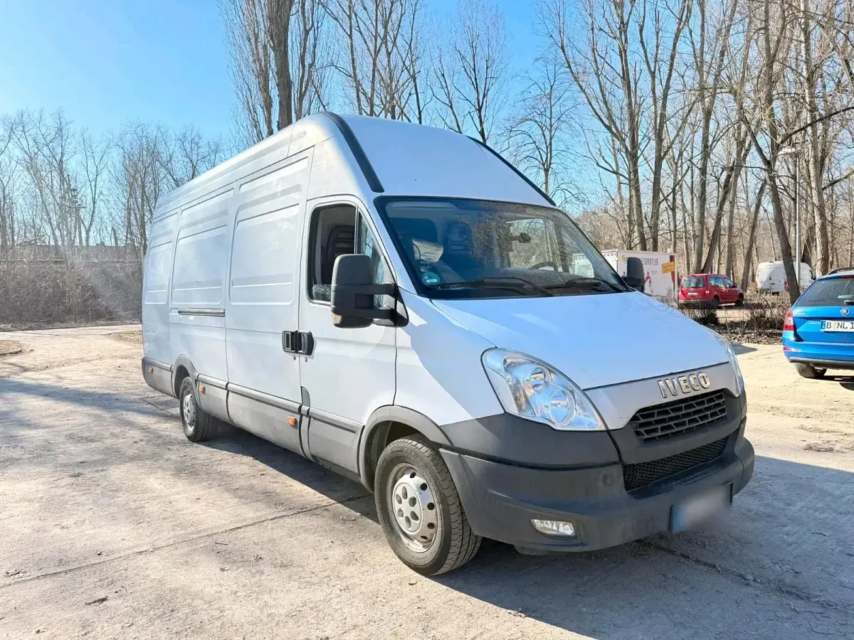 Second-hand Iveco Daily 145 CP (106 kW) 2013 Alb Monovolum