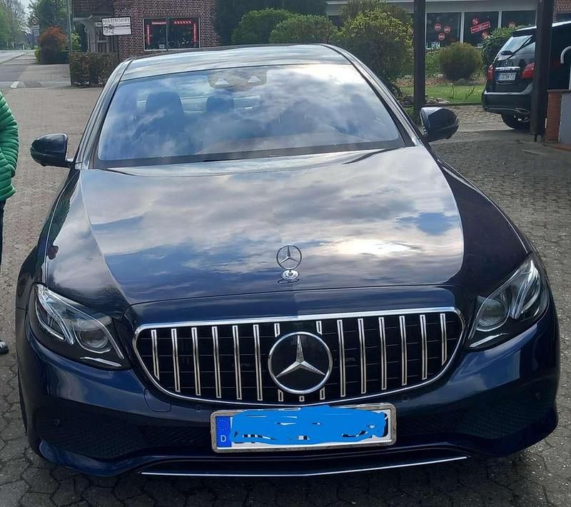 Blau Gebraucht 2018 Mercedes E350 Exclusive Limousine | 38.500 € - Bild 1/4