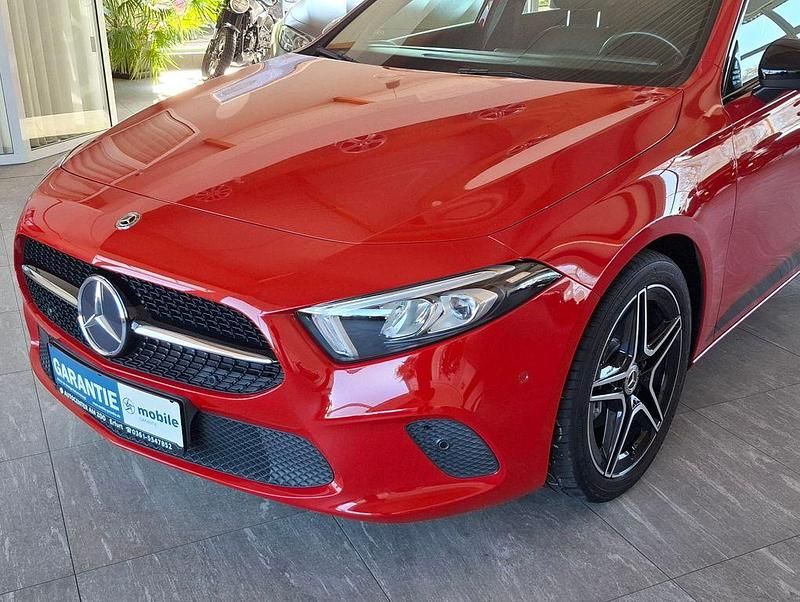 Gebraucht Mercedes A180 136 PS (100 kW) 2019 Rot Limousine