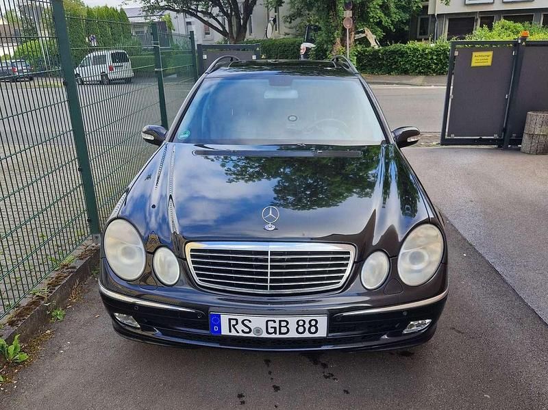 Schwarz Gebraucht 2004 Mercedes E320 Avantgarde Kombi | 4.000 € (Fairer Preis) - Bild 1/4