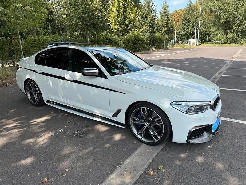 Weiß Gebraucht 2019 BMW M550 Performance Limousine | 37.900 € (Guter Preis) - Bild 1/4