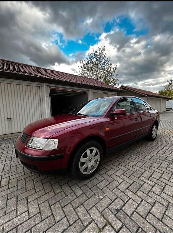 Używany VW Passat Basis 101 KM (74 kW) 1997 Czerwony Sedan/Limuzyna