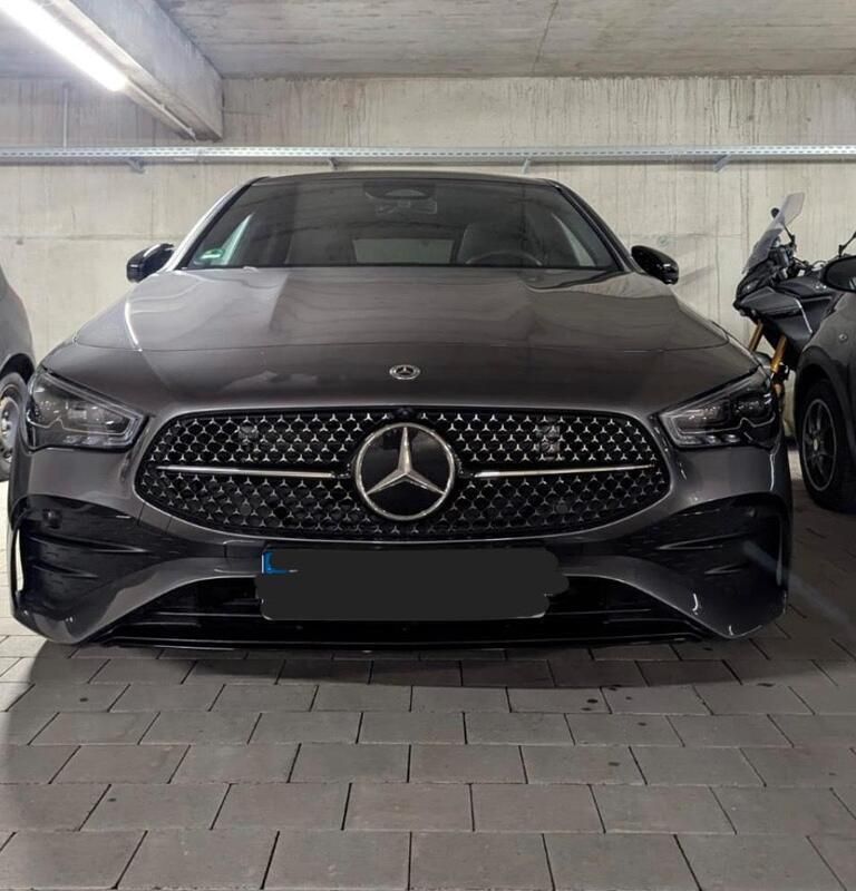 Grau Gebraucht 2024 Mercedes CLA200 Shooting Brake AMG line Kombi | 42.499 € - Bild 1/4