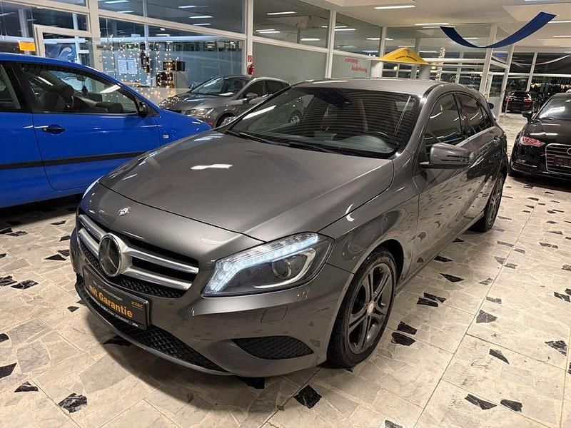 Gebraucht Mercedes A180 122 PS (89 kW) 2012 Grau Limousine