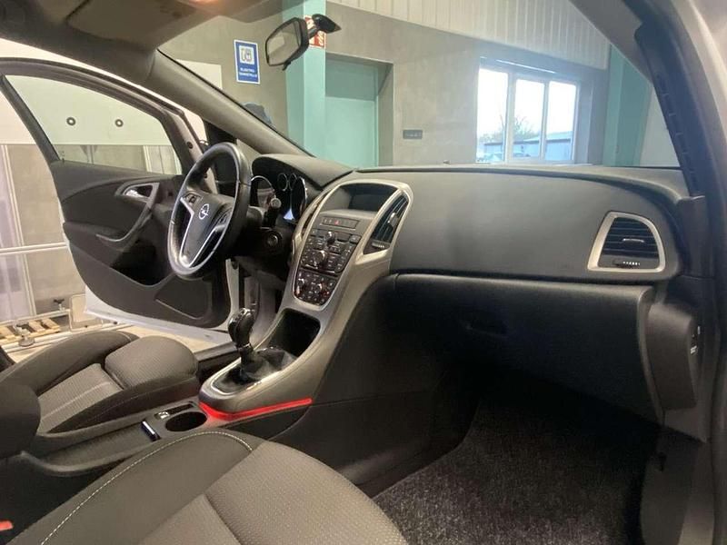 Gebraucht Opel Astra Color Edition 140 PS (102 kW) 2013 Schneeweiss/summitwhite/arctic Limousine