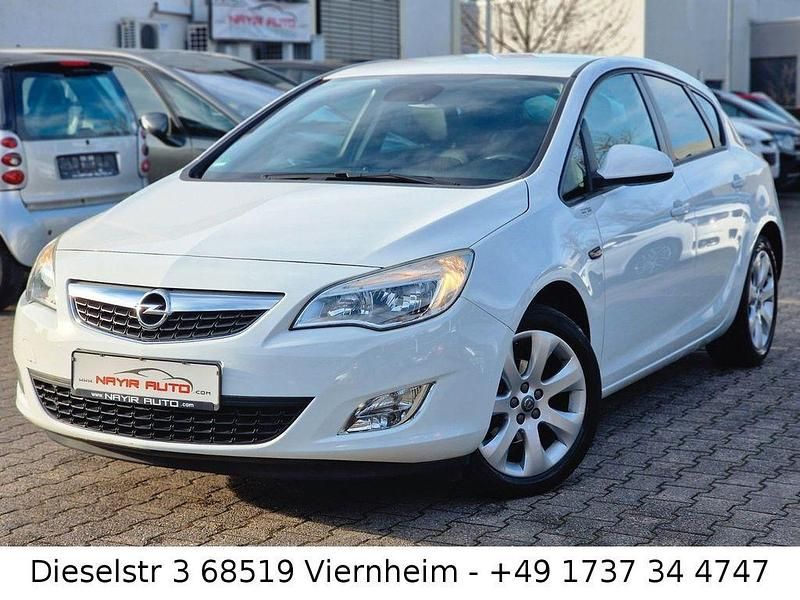 Weiß Gebraucht 2012 Opel Astra Limousine | 5.200 € (Fairer Preis) - Bild 1/4
