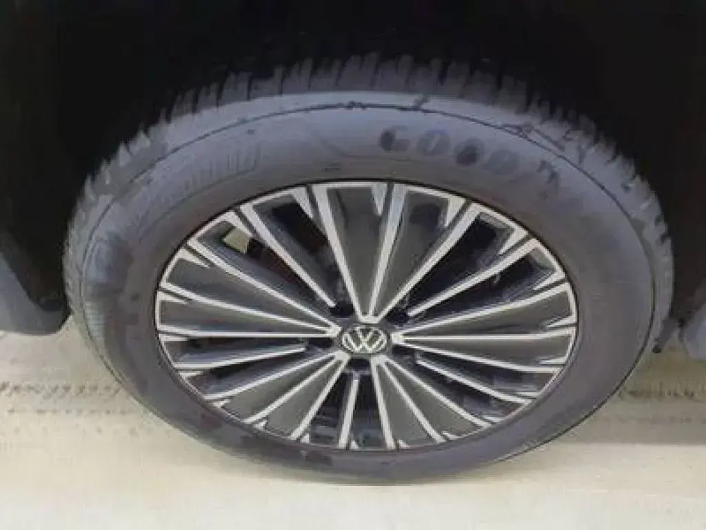 Gebraucht VW Tayron Life 150 PS (110 kW) 2025 Grau SUV