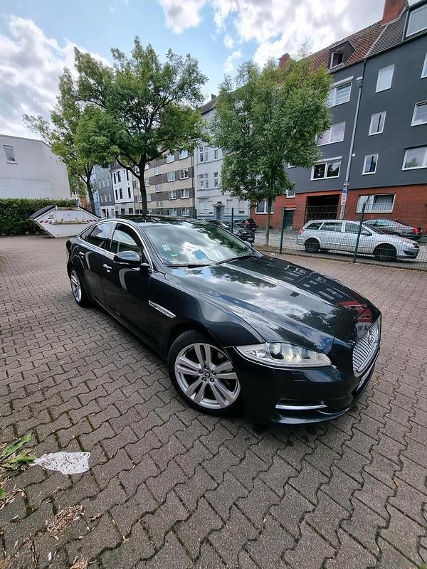 Grau Gebraucht 2012 Jaguar XJ Limousine | 9.899 € (Superpreis) - Bild 1/4