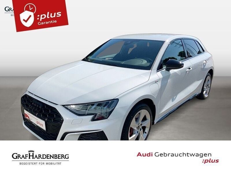 Gletscherweiß metallic Gebraucht 2022 Audi A3 Sportback e-tron S-Line Limousine | 28.888 € (Fairer Preis) - Bild 1/4