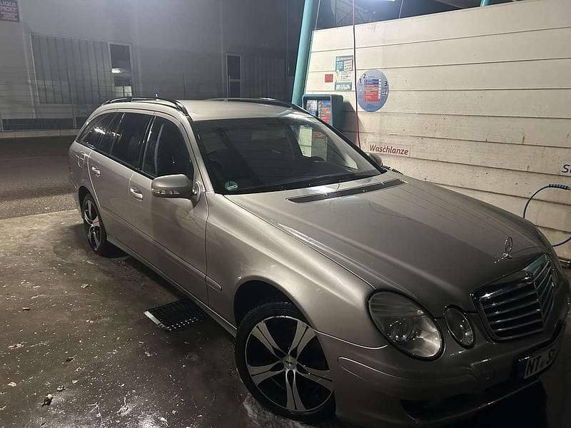 Grau Gebraucht 2006 Mercedes E220 Kombi | 2.200 € (Superpreis) - Bild 1/4
