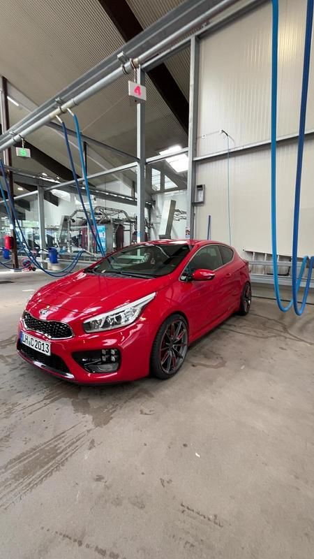 Rot Gebraucht 2013 Kia Ceed GT Coupé | 16.500 € (Teuer) - Bild 1/3